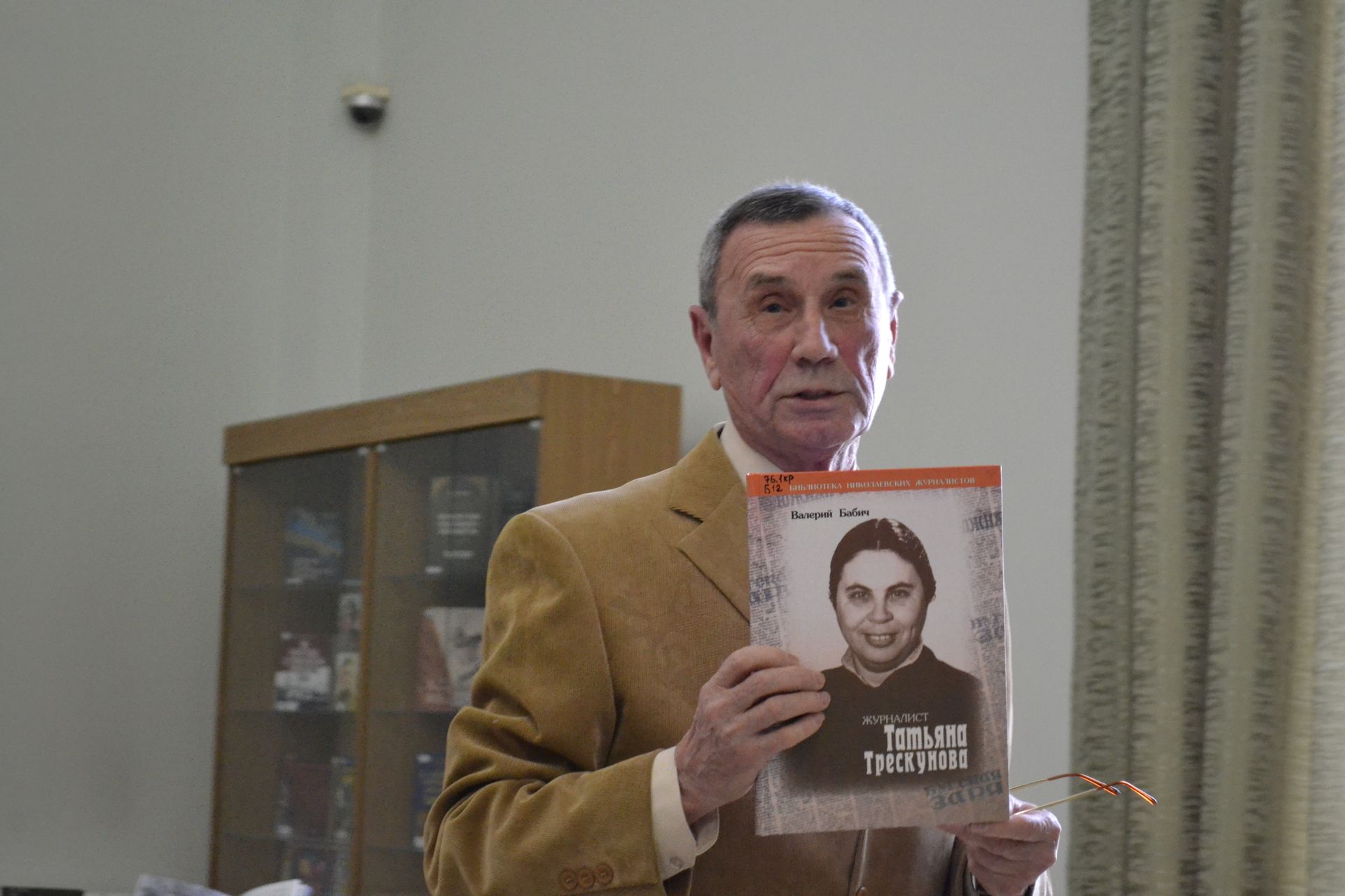 Валерій Бабіч презентує свою книгу про матір. ФОТО: ЯНА ТІТУРЕНКО/СУСПІЛЬНЕ МИКОЛАЇВ.