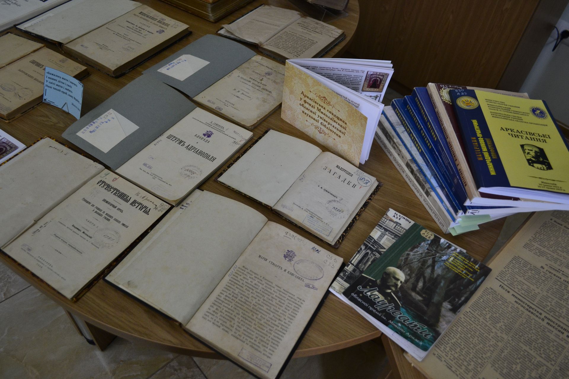 Виставка книг та експонатів бібліотеки. ФОТО: ЯНА ТІТУРЕНКО/СУСПІЛЬНЕ МИКОЛАЇВ.